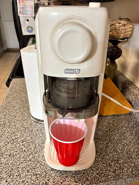 DASH Deluxe Shaved Ice & Slushy Maker in White